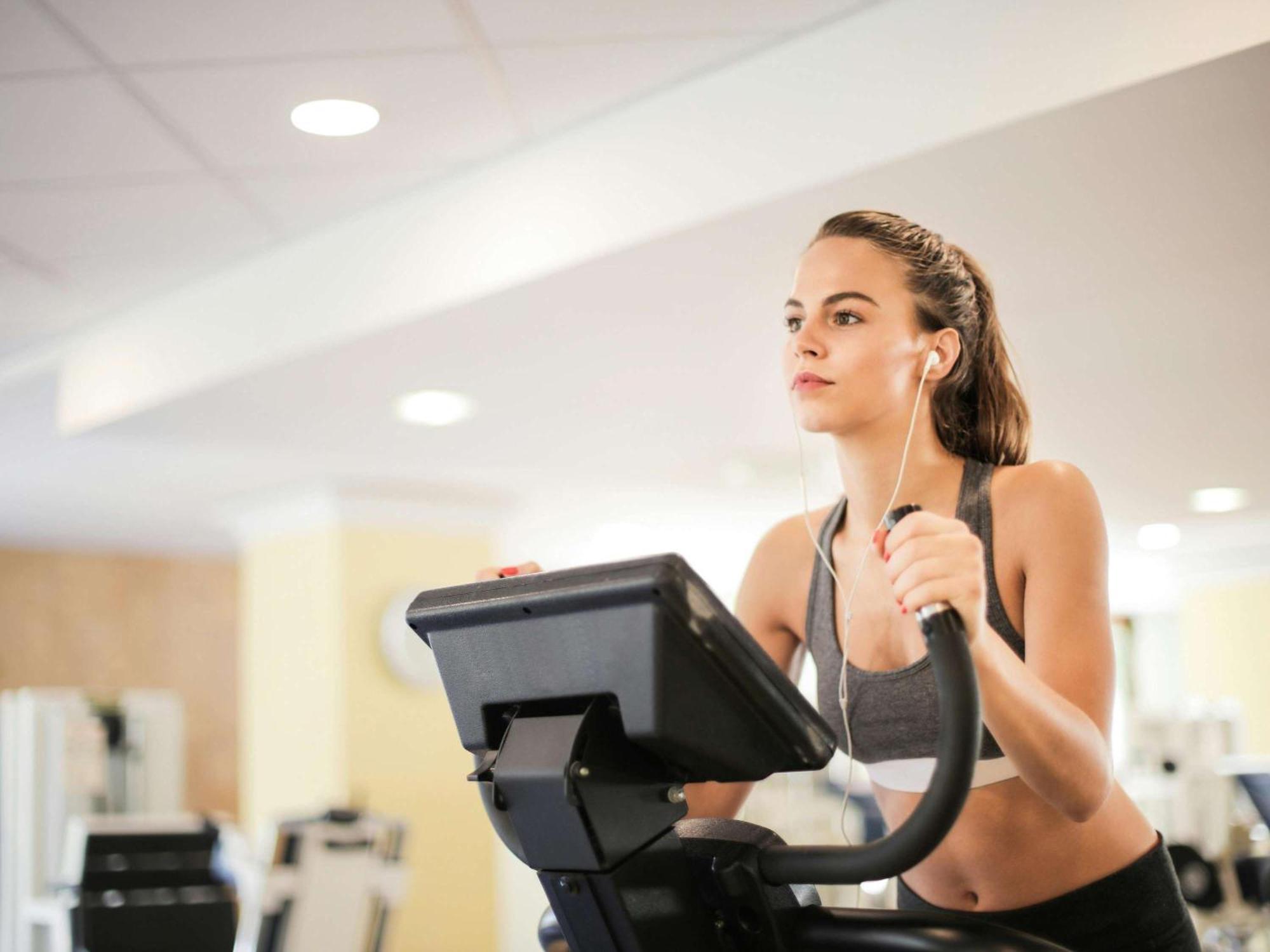 Sofitel Bahrain Zallaq Thalassa Sea & Spa Manama Exterior photo A woman on a treadmill