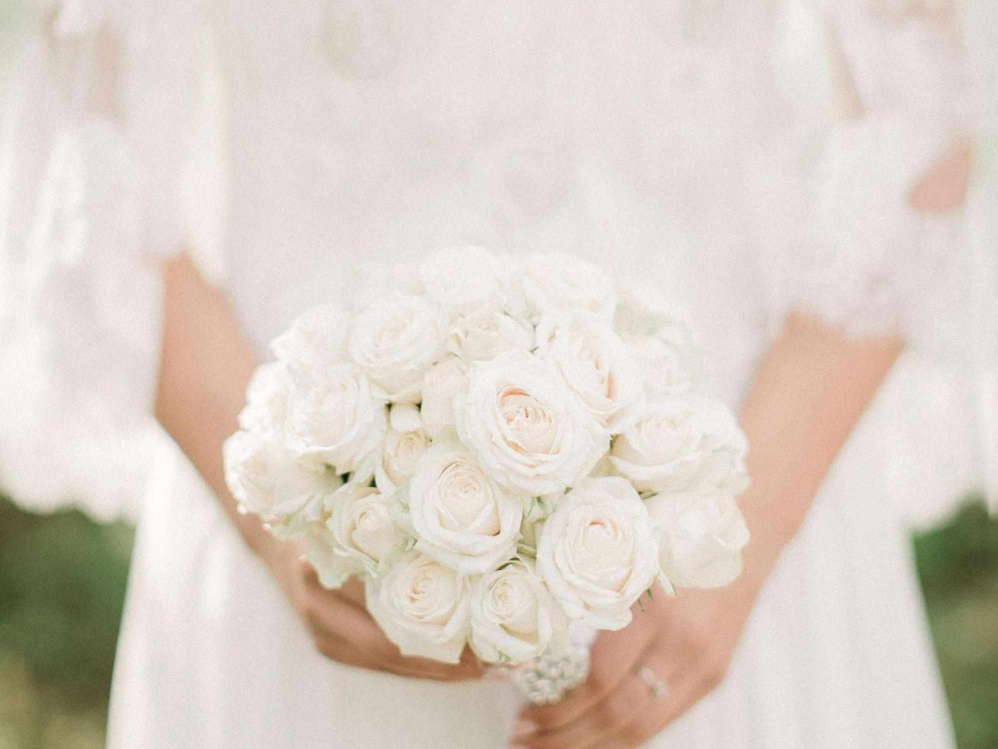 Sofitel Bahrain Zallaq Thalassa Sea & Spa Manama Exterior photo A white rose bridal bouquet