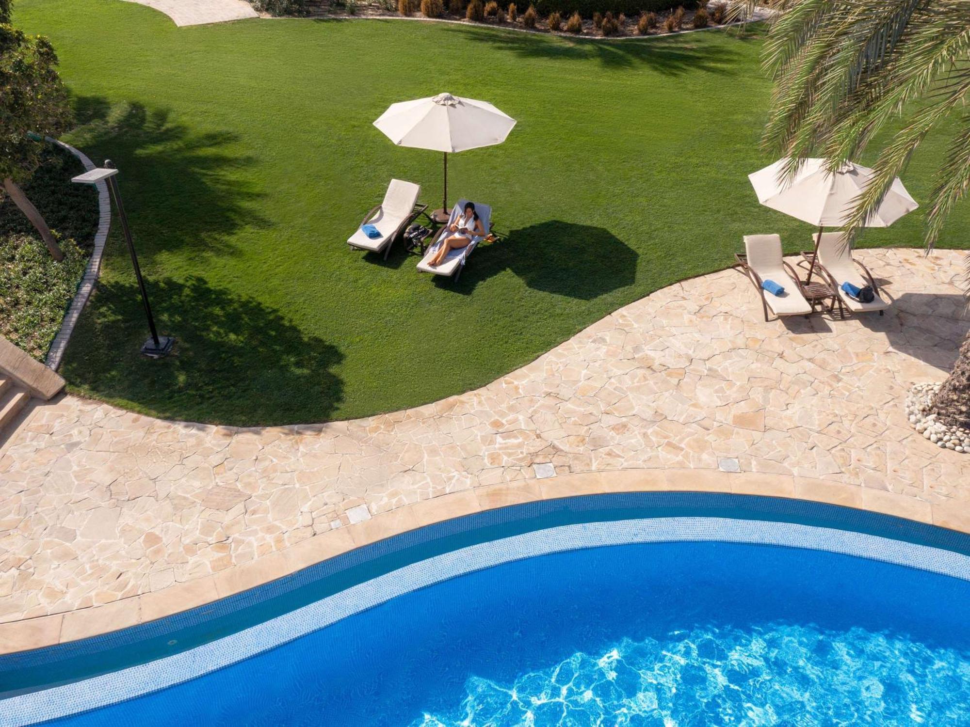 Sofitel Bahrain Zallaq Thalassa Sea & Spa Manama Exterior photo Artificial grass at a resort